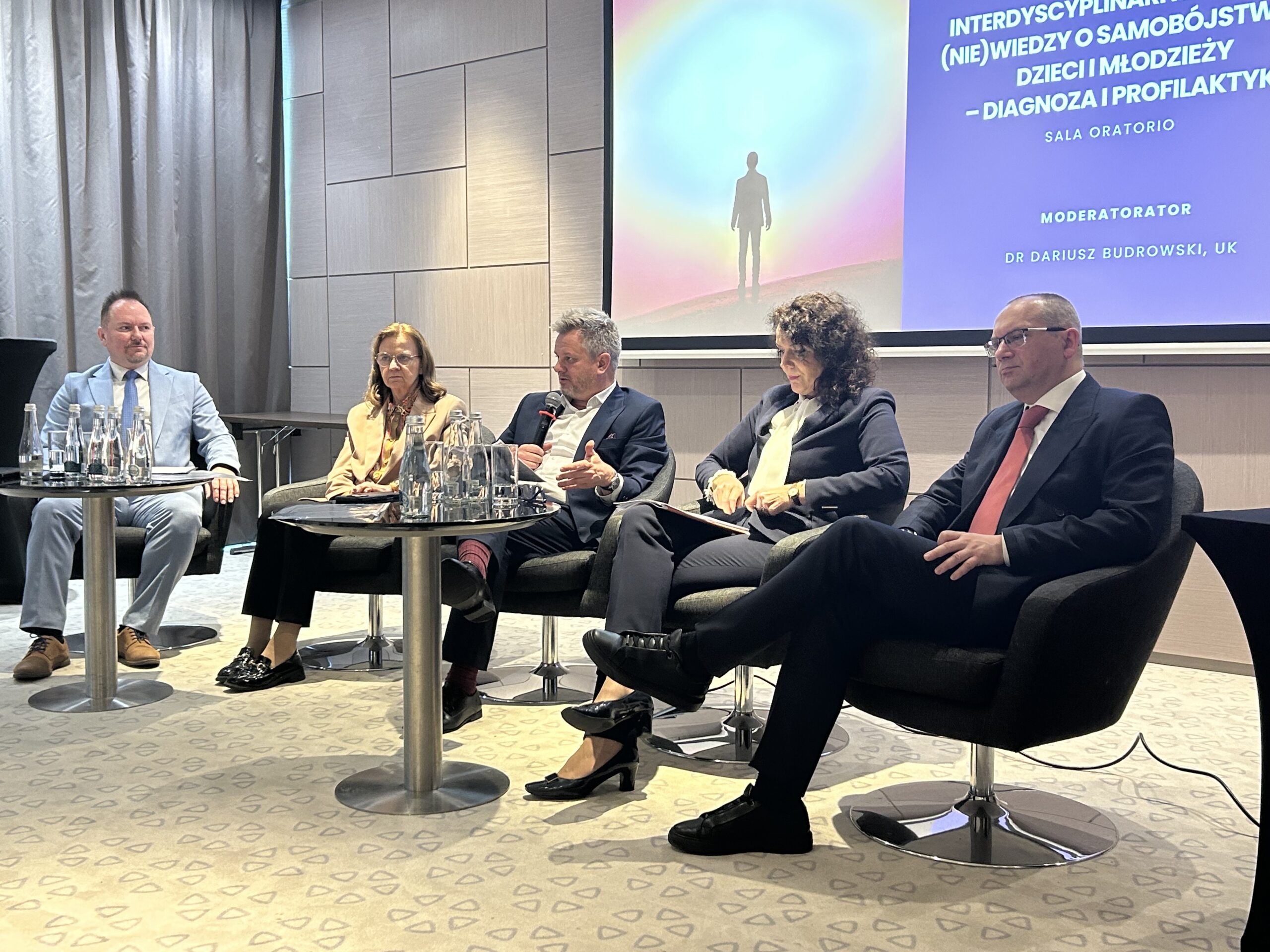 grupa ludzi dyskutujących podczas kongresu